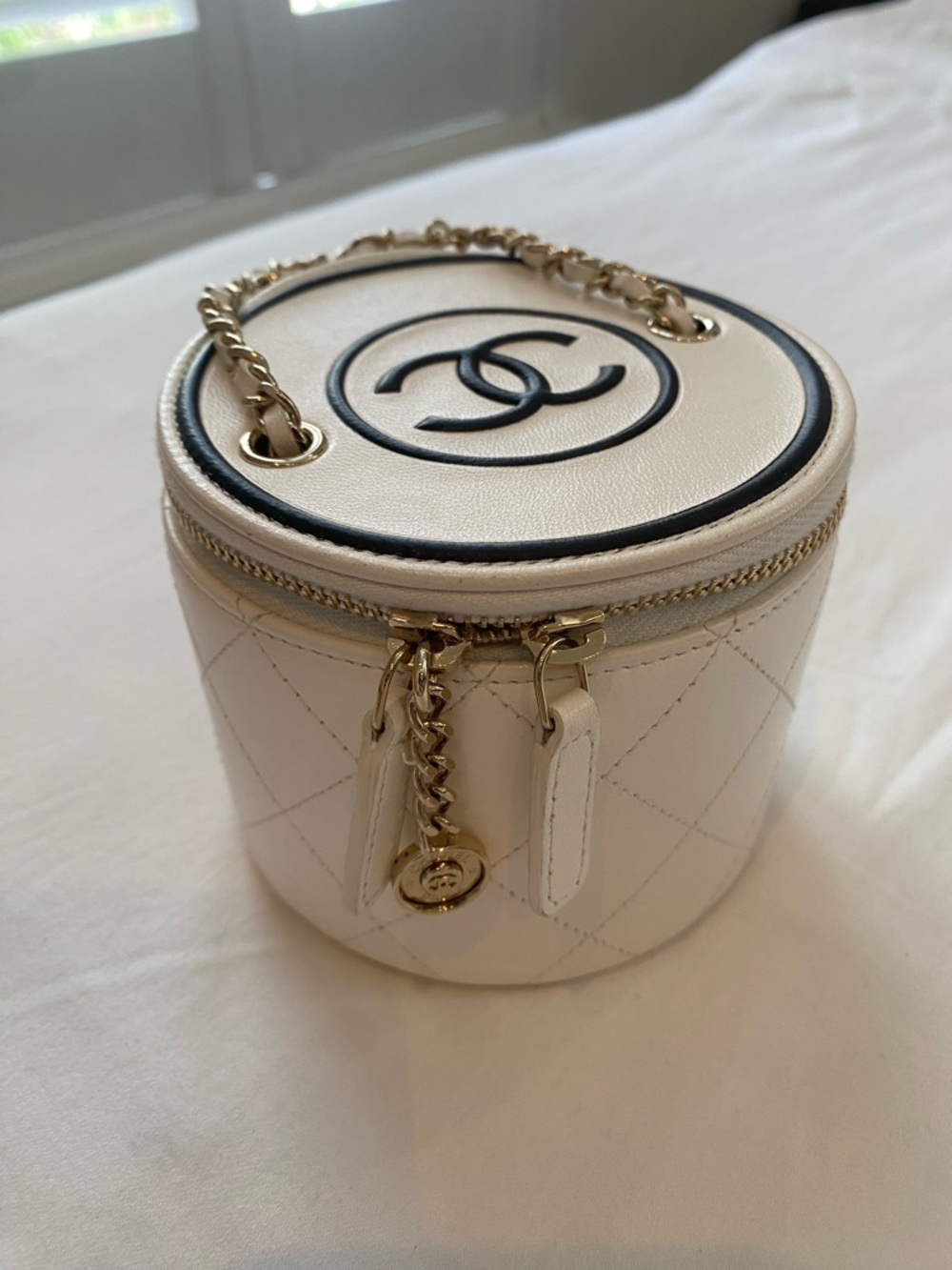 CHANEL CC Round Vanity Case Chain Quilted Lambskin Mini shoulder/crossbody 2021 - Picture 11 of 17